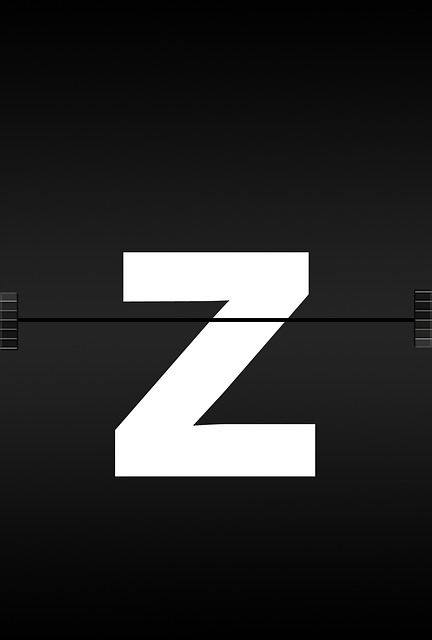 Kobieta pracująca przy biurku z notatnikiem i laptopem w jasnym pomieszczeniu z roślinami